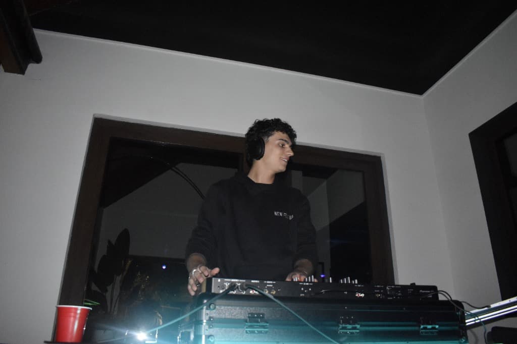 Setup DJ con iluminación LED neón